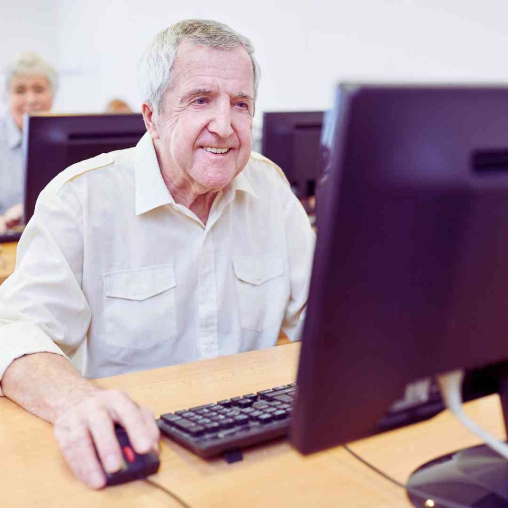 קורסים לגיל השלישי – בין פנאי לקריירה שנייה
