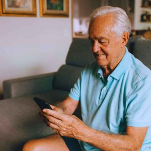 למה Esim הוא הפתרון המושלם לבני 60+