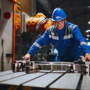 האנשים מאחורי המכונות – חשיבות הניסיון האנושי בתעשייה ובחברה