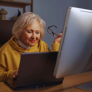 איך לבדוק זמינות אינטרנט סיבים אופטיים בבית – מדריך לגיל השלישי