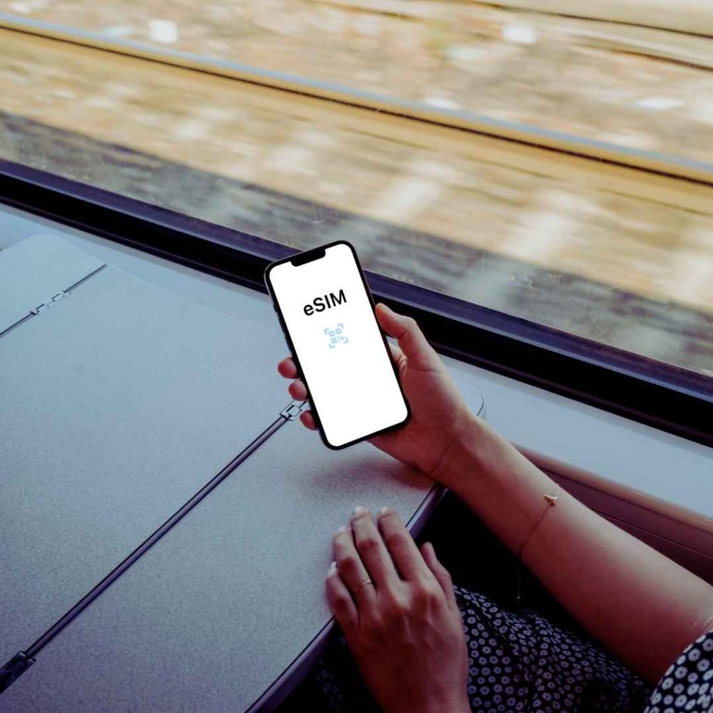 כל מה שצריך לדעת על eSIM בטלפונים חכמים: התקנה והפעלה, חבילות סלולר, חבילת גלישה, סים לחו״ל, חבילת גלישה בחו״ל ושילוב נטפרי.