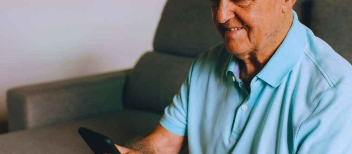 למה Esim הוא הפתרון המושלם לבני 60+