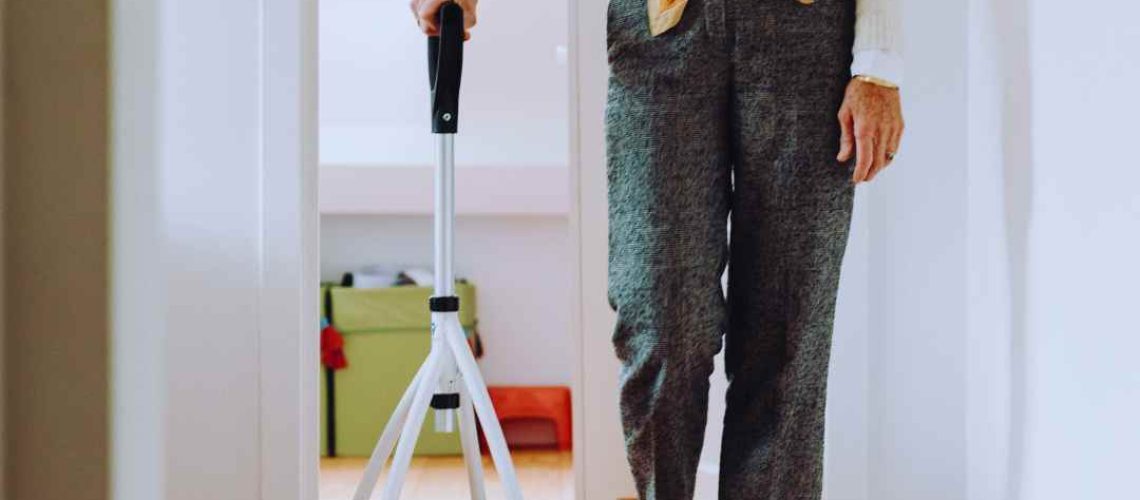 התאמה אישית של ציוד רפואי לגיל השלישי: תפקיד הטכנולוגיה