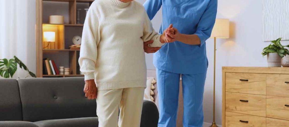 מדריך קצר למשפחה שמחפשת מטפל סיעודי בפעם הראשונה – שירותי סיעוד וזכאות