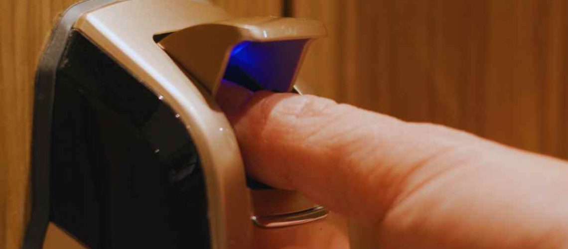 צילום ריאלי של גבר מבוגר (סביבות גיל 60+) פותח דלת בעזרת קודן טביעת אצבע