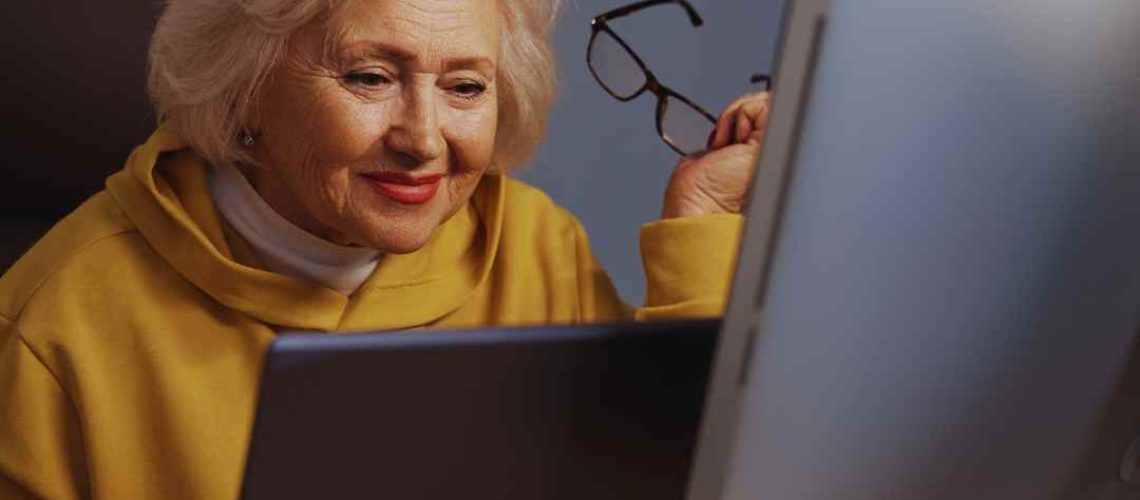 איך לבדוק זמינות אינטרנט סיבים אופטיים בבית – מדריך לגיל השלישי